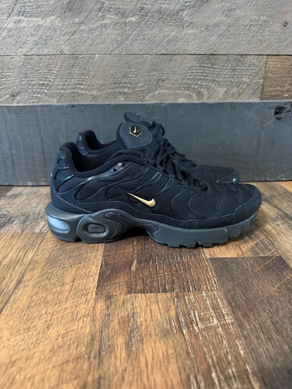 Nike Air Max Plus TN SE Black Metallic Gold (GS) Size 6.5Y Good Condition